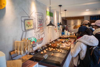 おしゃれなカフェや雑貨店も